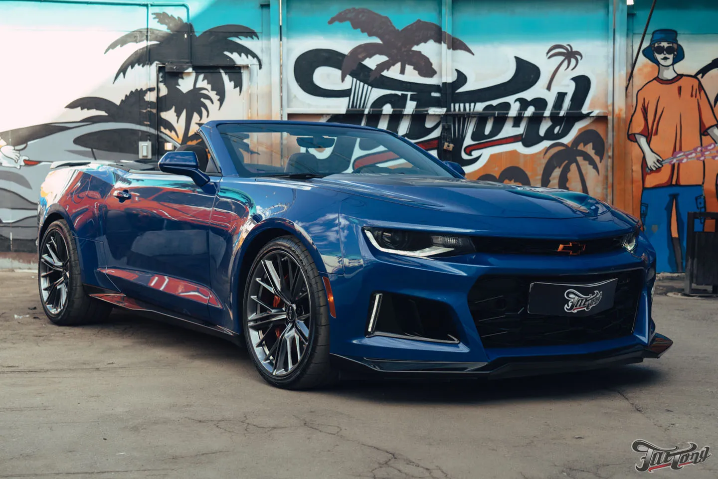 Доработали новый Chevrolet Camaro ZL1: перекрасили бампера, заламинировали карбоном спойлер, оклеили авто полиуретаном, окрасили суппорта и шильдики